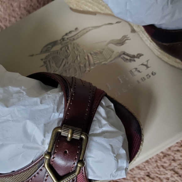 Like new Authentic Burberry Espadrille - Picture 8 of 13